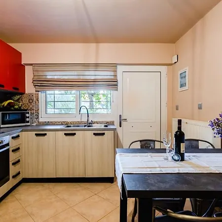 Tatil Evi Urban Living, Minicasa Nomad - Kalamata's Hideaway Akovítika