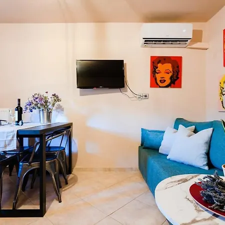 Urban Living, Minicasa Nomad - Kalamata's Hideaway Ferienhaus Akovítika