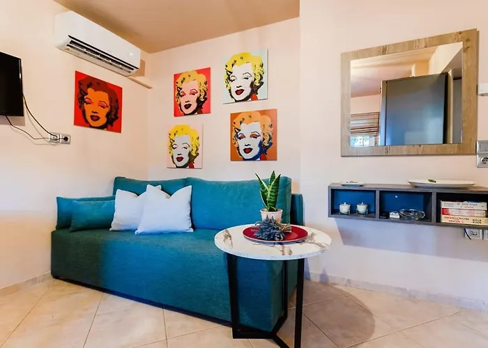 בית נופש Urban Living, Minicasa Nomad - Kalamata's Hideaway Akovítika